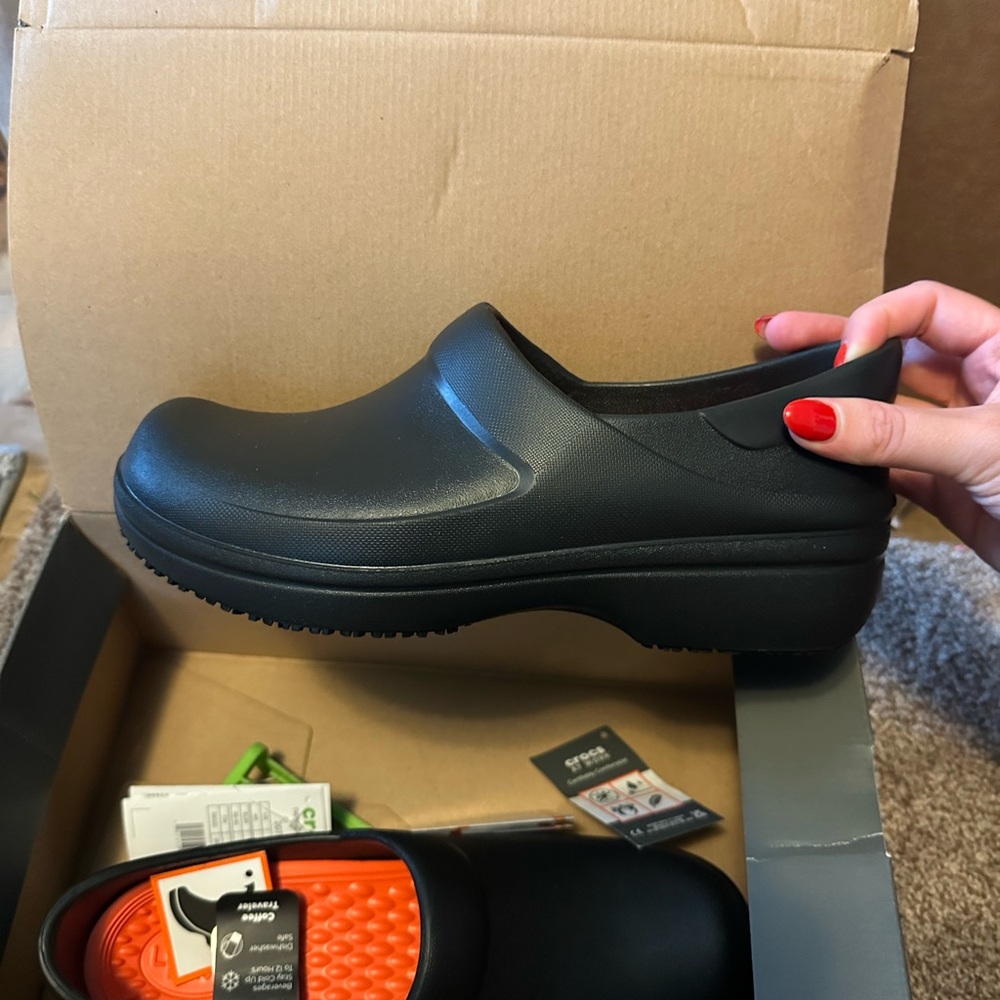 Women’s Crocs clogs - Picture 2 of 3